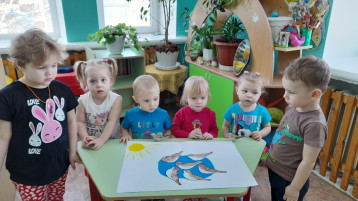 Скачет, скачет воробей, кличет маленьких детей. Скачет, скачет воробей, кличет маленьких детей.